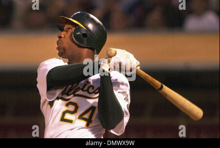 Apr 26, 2002 ; San Jose, CA, USA ; Jermaine Dye a joué dans son premier match pour l'Oakland A's vendredi soir depuis brisant son tibia gauche en séries l'an dernier contre les Yankees de New York. Dye flied sur ce son 2e au bâton pour mettre fin à la 3e manche contre les White Sox de Chicago le Vendredi, Avril 26, 2002. Banque D'Images