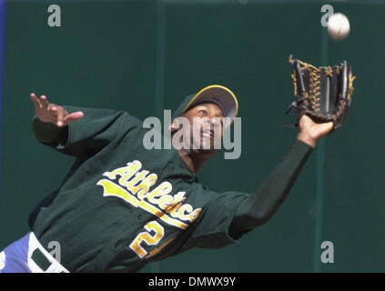 Apr 27, 2002 ; San Jose, CA, USA ; Jermaine Dye fait une belle prise des White Sox de Chicago' Sandy Alomar, Jr. dans la 7e manche samedi sur une journée les a explosé pour 16 pistes. Banque D'Images