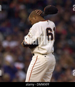 Apr 30, 2002 ; San Francisco, CA, USA ; San Francisco Giants Livan Hernandez est découragée après l'abandon de Travis Lee homer dans la 2ème manche de leur match contre les Phillies de Philadelphie mardi 30 avril auprès de la Pac Bell Park. Les Phillies ont augmenté de 2-0 après 2. Banque D'Images