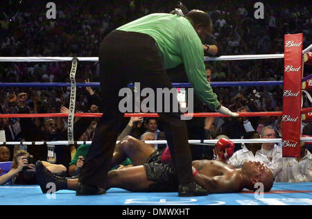 8 juin 2002 - Memphis, TN, États-Unis - Sat Jun 8 02 (awko) Photo par A.J. Wolfe. Boxer Mike Tyson est en panne pour le compte de la 8e ronde samedi. Lewis, le WBC et l'IBF World Heavyweight Champion, était grand, dur, et a conservé son titre mondial avec un coup dévastateur de l'ex-champion du monde deux fois Tyson à 2:25 de la huitième série. (Crédit Image : © La Commercia Banque D'Images