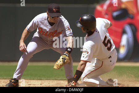 Jun 23, 2002 ; San Francisco, CA, USA ; San Francisco Giants Tsuyoshi Shinjo arrive en sécurité à la 2e comme Baltimore Orioles Mike Bordick applique la fin de l'étiquette dans la 6e manche de leur jeu auprès de la Pac Bell Park à San Francisco, en Californie, dimanche 17 juin 2002. Les orioles ont remporté 3-1. Banque D'Images