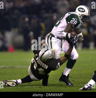 02 déc., 2002 ; Oakland, CA, USA ; des Raiders d'Oakland Charles Woodson, attaque # 28 Curtis Martin de la Nouvelle York Jets'au 4ème trimestre de leur jeu le lundi 2 décembre 2002 à Network Associates Coliseum à Oakland, Californie Banque D'Images