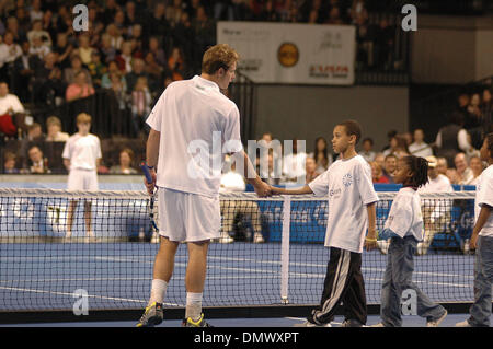 02 déc., 2005), Richmond, VA, USA ; Andy Roddick à l'avantage des enfants de Genworth Tennis Classic au Siegel Center. Un événement de bienfaisance pour les jeunes défavorisés. Crédit obligatoire : Photo par Tina Fultz/ZUMA Press. (©) Copyright 2005 par Tina Fultz Banque D'Images