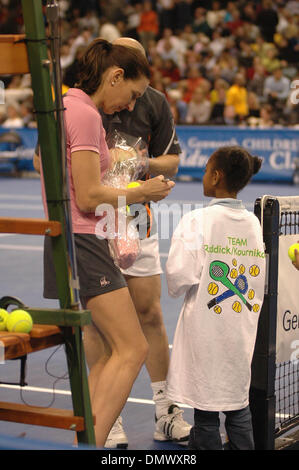 02 déc., 2005), Richmond, VA, USA ; Steffi GRAF signe des balles sur l'avantage des enfants de Genworth Tennis Classic au Siegel Center. L'organisme d'amasser 510 000 $ pour les jeunes défavorisés. Crédit obligatoire : Photo par Tina Fultz/ZUMA Press. (©) Copyright 2005 par Tina Fultz Banque D'Images