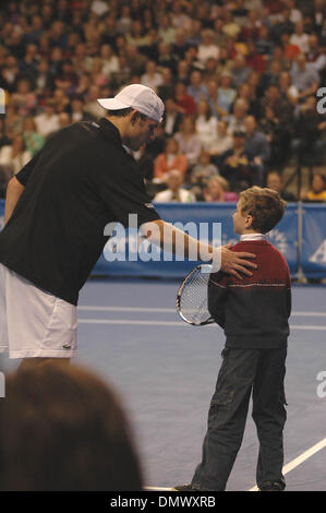 02 déc., 2005), Richmond, VA, USA ; Andy Roddick à l'avantage des enfants de Genworth Tennis Classic au Siegel Center. L'organisme d'amasser 510 000 $ pour les jeunes défavorisés. Crédit obligatoire : Photo par Tina Fultz/ZUMA Press. (©) Copyright 2005 par Tina Fultz Banque D'Images