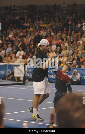 02 déc., 2005), Richmond, VA, USA ; Andy Roddick à l'avantage des enfants de Genworth Tennis Classic au Siegel Center. L'organisme d'amasser 510 000 $ pour les jeunes défavorisés. Crédit obligatoire : Photo par Tina Fultz/ZUMA Press. (©) Copyright 2005 par Tina Fultz Banque D'Images