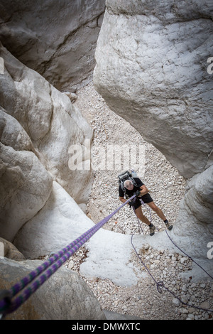 L'homme de descendre sur une corde dans le barranc de l'Infern, Costa Blanca, Espagne, Europe Banque D'Images