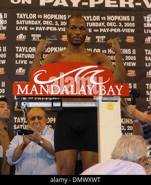 02 déc., 2005, à Las Vegas, NV, USA ; Boxe : BERNARD "LE BOURREAU' HOPKINS pèse en décembre pour son 3 Titre Poids moyen mondial incontesté Rematch contre Jermaine "mauvaises intentions" Taylor à l'hôtel Mandalay Bay, à Las Vegas. Crédit obligatoire : Photo par Rob DeLorenzo/ZUMA Press. (©) Copyright 2005 par Rob DeLorenzo Banque D'Images