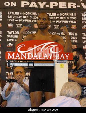 02 déc., 2005, à Las Vegas, NV, USA ; Boxe : BERNARD "LE BOURREAU' HOPKINS pèse en décembre pour son 3 Titre Poids moyen mondial incontesté Rematch contre Jermaine "mauvaises intentions" Taylor à l'hôtel Mandalay Bay, à Las Vegas. Crédit obligatoire : Photo par Rob DeLorenzo/ZUMA Press. (©) Copyright 2005 par Rob DeLorenzo Banque D'Images