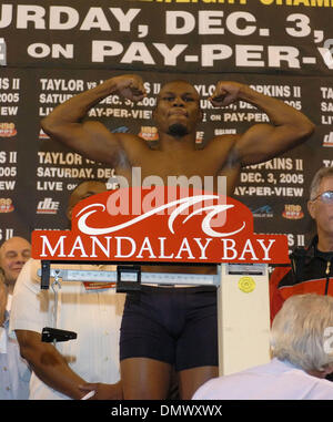 02 déc., 2005, à Las Vegas, NV, USA ; Boxe : JERMAIN TAYLOR "mauvaises intentions" pèse en décembre pour son 3 Titre Poids moyen mondial incontesté Rematch contre Bernard "Le bourreau' Hopkins à l'hôtel Mandalay Bay, à Las Vegas. Crédit obligatoire : Photo par Rob DeLorenzo/ZUMA Press. (©) Copyright 2005 par Rob DeLorenzo Banque D'Images