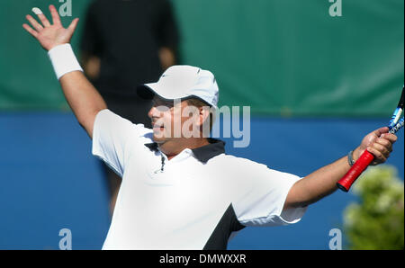 Déc 03, 2005 ; Delray Beach, FL, USA ; Jon Lovitz réagit après avoir raconté une blague en 2005 à la Banque d'Amérique Chris Evert Tennis Classic à l'Pro-Celebrity Delray Beach Tennis Center, samedi. Crédit obligatoire : Photo par Bob Shanley/Palm Beach Post /ZUMA Press. (©) Copyright 2005 par Palm Beach Post Banque D'Images