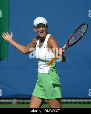 Déc 03, 2005 ; Delray Beach, FL, USA ; Chris Evert réagit après un tir au 2005 Chris Evert Banque d'Amérique à l'Pro-Celebrity Classic Tennis Delray Beach Tennis Center, samedi. Crédit obligatoire : Photo par Bob Shanley/Palm Beach Post /ZUMA Press. (©) Copyright 2005 par Palm Beach Post Banque D'Images