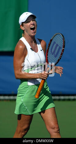 Déc 03, 2005 ; Delray Beach, FL, USA ; Chris Evert réagit après un tir au 2005 Chris Evert Banque d'Amérique à l'Pro-Celebrity Classic Tennis Delray Beach Tennis Center, samedi. Crédit obligatoire : Photo par Bob Shanley/Palm Beach Post /ZUMA Press. (©) Copyright 2005 par Palm Beach Post Banque D'Images