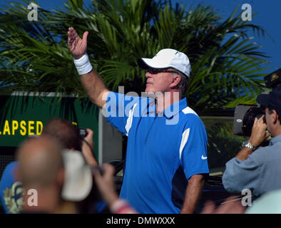 Déc 03, 2005 ; Delray Beach, FL, USA ; acteur Alan Thicke réagit aux applaudissements lors de sa présentation en 2005 à la Banque d'Amérique Chris Evert Tennis Classic à l'Pro-Celebrity Delray Beach Tennis Center, samedi. Crédit obligatoire : Photo par Bob Shanley/Palm Beach Post /ZUMA Press. (©) Copyright 2005 par Palm Beach Post Banque D'Images