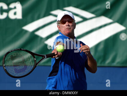 Déc 03, 2005 ; Delray Beach, FL, USA ; acteur Alan Thicke renvoie une tourné au cours de la 2005 Chris Evert Banque d'Amérique à l'Pro-Celebrity Classic Tennis Delray Beach Tennis Center, samedi. Crédit obligatoire : Photo par Bob Shanley/Palm Beach Post /ZUMA Press. (©) Copyright 2005 par Palm Beach Post Banque D'Images