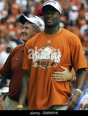 Déc 03, 2005 ; Houston, TX, USA ; NCAA Football : Big 12 Championnat : Texas longhorns vs Colorado Buffaloes. MACK BROWN et VINCE YOUNG prendre la scène lors de la remise d'un trophée après le Big XII Championnat match Samedi, 3 décembre 2005 au Reliant Stadium. Le Texas a gagné 70-3 à gagner une place dans le Rose Bowl game pour le championnat national. Crédit obligatoire : Photo par Bahram Ma Banque D'Images