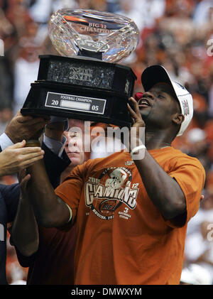 Déc 03, 2005 ; Houston, TX, USA ; NCAA Football : Big 12 Championnat : Texas longhorns vs Colorado Buffaloes. VINCE YOUNG soulève le trophée du championnat Big XII avec l'aide de coach MACK BROWN suite à leur jeu samedi 3 décembre 2005 au Reliant Stadium. Le Texas a gagné 70-3 à gagner une place dans le Rose Bowl game pour le championnat national. Crédit obligatoire : Photo par Bahram Mark S Banque D'Images