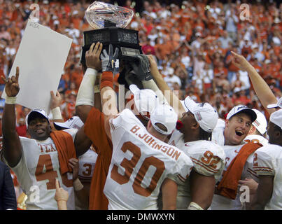 Déc 03, 2005 ; Houston, TX, USA ; NCAA Football : Big 12 Championnat : Texas longhorns vs Colorado Buffaloes. Les joueurs Texas Longhorn célébrer avec le trophée du championnat Big XII après leur jeu samedi 3 décembre 2005 au Reliant Stadium. Le Texas a gagné 70-3 à gagner une place dans le Rose Bowl game pour le championnat national. Crédit obligatoire : Photo par Bahram Mark Sobhani/San Anto Banque D'Images