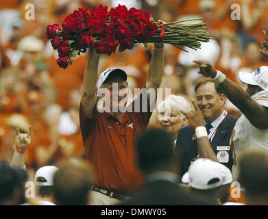 Déc 03, 2005 ; Houston, TX, USA ; NCAA Football : Big 12 Championnat : Texas longhorns vs Colorado Buffaloes. Entraîneur de football Texas Mack Brown soulève un bouqet de roses comme sa femme, Sally, se tient à ses côtés après le Texas longhorns défait au Colorado dans le grand match de championnat 12 à Houston le samedi. Crédit obligatoire : Photo par Billy Calzada/San Antonio Express-News/ZUMA Press. (©) Banque D'Images