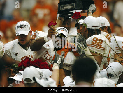 Déc 03, 2005 ; Houston, TX, USA ; NCAA Football : Big 12 Championnat : Texas longhorns vs Colorado Buffaloes. Ahmad Hall passe roses à ses coéquipiers après le Texas longhorns défait 70-3, Colorado, dans le grand match de championnat 12 à Houston le samedi. Crédit obligatoire : Photo par Billy Calzada/San Antonio Express-News/ZUMA Press. (©) Copyright 2005 par San Antonio Express-News Banque D'Images