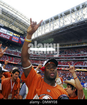 Déc 03, 2005 ; Houston, TX, USA ; NCAA Football : Big 12 Championnat : Texas longhorns vs Colorado Buffaloes. Vince Young célèbre après le Big XII Championnat match Samedi, 3 décembre 2005 au Reliant Stadium. Le Texas a gagné 70-3 à gagner une place dans le Rose Bowl game pour le championnat national. Crédit obligatoire : Photo par Bahram Mark Sobhani/San Antonio Express-News/ZUMA Press. (© Banque D'Images