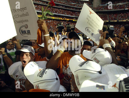 Déc 03, 2005 ; Houston, TX, USA ; NCAA Football : Big 12 Championnat : Texas longhorns vs Colorado Buffaloes. Texas quarterback Vince Young pa avec ses coéquipiers après la défaite à longues cornes du Colorado pour le grand match de championnat 12 à Houston le samedi. Crédit obligatoire : Photo par Billy Calzada/San Antonio Express-News/ZUMA Press. (©) Copyright 2005 par San Antonio Express-News Banque D'Images