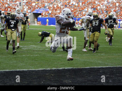 Déc 03, 2005 ; Houston, TX, USA ; NCAA Football : Big 12 Championnat : Texas longhorns vs Colorado Buffaloes. Jamaal Charles framework Struts dans la zone des buts à long terme dans la seconde moitié du Big XII Championnat match Samedi, 3 décembre 2005 au Reliant Stadium. Crédit obligatoire : Photo par Bahram Mark Sobhani/San Antonio Express-News/ZUMA Press. (©) Copyright 2005 par San Antonio Expre Banque D'Images