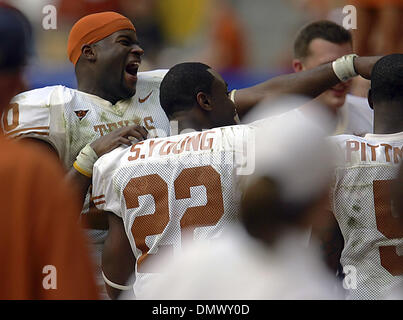 Déc 03, 2005 ; Houston, TX, USA ; NCAA Football : Big 12 Championnat : Texas longhorns vs Colorado Buffaloes. Vince Young interagit avec la foule dans la deuxième moitié de la Big XII Championnat match Samedi, 3 décembre 2005 au Reliant Stadium. Les jeunes assis l'essentiel de la seconde moitié de la partie comme l'Longhorns menés par jusqu'à 70-3. Crédit obligatoire : Photo par Bahram Mark Sobhani/San Banque D'Images