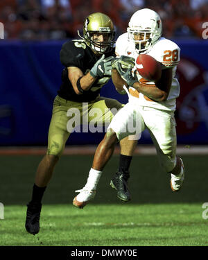 Déc 03, 2005 ; Houston, TX, USA ; NCAA Football : Big 12 Championnat : Texas longhorns vs Colorado Buffaloes. Jamaal Charles framework Struts dans la zone des buts à long terme dans la seconde moitié du Big XII Championnat match Samedi, 3 décembre 2005 au Reliant Stadium. Crédit obligatoire : Photo par Bahram Mark Sobhani/San Antonio Express-News/ZUMA Press. (©) Copyright 2005 par San Antonio Expre Banque D'Images