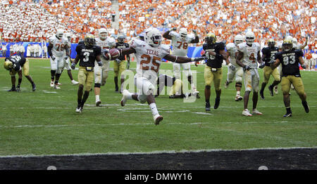 Déc 03, 2005 ; Houston, TX, USA ; NCAA Football : Big 12 Championnat : Texas longhorns vs Colorado Buffaloes. Jamaal Charles framework Struts dans la zone des buts à long terme dans la seconde moitié du Big XII Championnat match Samedi, 3 décembre 2005 au Reliant Stadium. Crédit obligatoire : Photo par Bahram Mark Sobhani/San Antonio Express-News/ZUMA Press. (©) Copyright 2005 par San Antonio Expre Banque D'Images