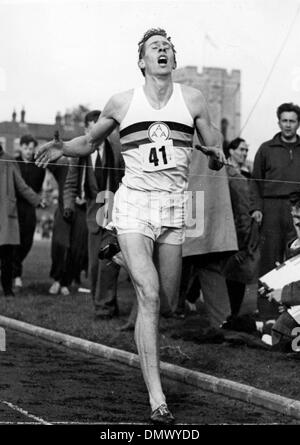 6 mai 1954 - Oxford, Angleterre, Royaume-Uni - le célèbre coureur britannique, Roger Bannister, ce soir est le premier homme à courir le mile en moins de 4 minutes, pendant un match entre l'équipe de A.A.A. qu'il a dirigé et de l'Université d'Oxford, à Oxford. Son temps était de 3 minutes et 59,4 secondes. La photo montre le jeu de Roger le ruban à la fin de l'épreuve organisée par son ce soir. (Crédit Imag Banque D'Images