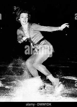 18 février, 1955 - Vienne, Autriche - l'ex-champion du monde en patinage artistique, Tenley Albright battu l'année dernière par Gundy Busch, a acquis le titre tant souhaité une fois de plus cette année à Vienne. L'OPS Tenley Albright américain. (Crédit Image : © Keystone Photos USA/ZUMAPRESS.com) Banque D'Images