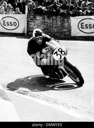 13 juin 1955 - Ile de Man, Royaume-Uni - REG ARMSTRONG de Dublin, à la vitesse à pont de quart, lorsqu'il a pris la deuxième place dans les hauts T.T. sur l'île de Man. Sa vitesse était de 96,74 m.p.h., sur une Gilera. La même a été remporté par Geoff Le Duc à la vitesse record de 97,93 m.p.h.. Sur la photo : Armstrong durant la course. (Crédit Image : © Keystone Photos USA/ZUMAPRESS.com) Banque D'Images