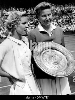 Jul 02, 1955 ; Londres, Royaume-Uni ; champion de tennis, LOUISE BROUGH remporte le simple dames à Wimbledon contre J. FLEITZ. (Crédit Image : © Keystone Photos USA) Banque D'Images