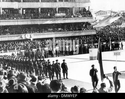 26 janvier 1956 - Cortina d'Ampezzo, Italie - Inauguration de la 7e Jeux d'hiver Jeux Olympiques de Cortina d'Ampezzo, Italie en 1956. Sur la photo : l'équipe nationale de l'Union soviétique entre dans le stade. (Crédit Image : © Keystone Photos USA/ZUMAPRESS.com) Banque D'Images