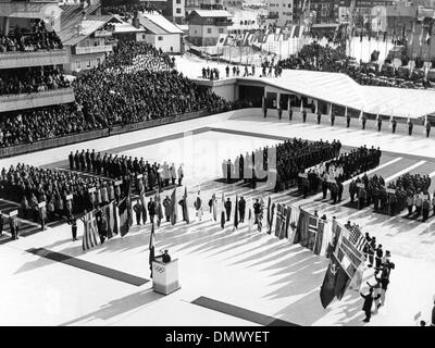 26 janvier 1956 - Cortina d'Ampezzo, Italie - Inauguration de la 7e Jeux d'hiver Jeux Olympiques de Cortina d'Ampezzo, Italie en 1956. Sur la photo : l'équipe nationale de l'Union soviétique entre dans le stade. (Crédit Image : © Keystone Photos USA/ZUMAPRESS.com) Banque D'Images