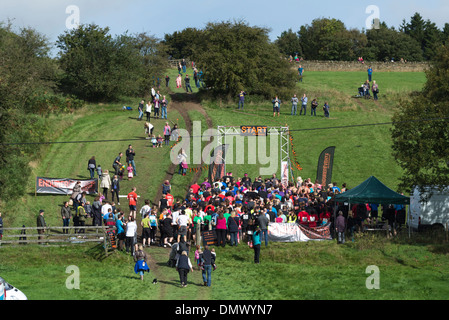 Les concurrents qui traverse la ligne de départ d'un essai d'endurance /race dans le Derbyshire Peak District en Angleterre Banque D'Images