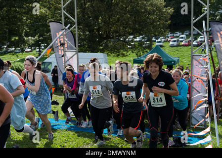 Les concurrents qui traverse la ligne de départ d'un essai d'endurance /race dans le Derbyshire Peak District en Angleterre Banque D'Images