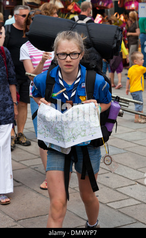 Marché de Guerande, avec des stands et les acheteurs et de guides en uniforme en passant par holding plan avec sac à dos Banque D'Images