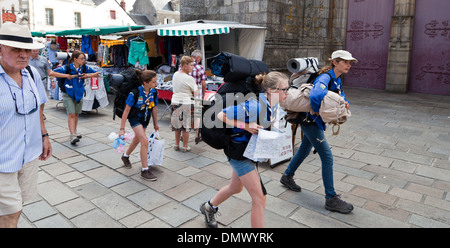 Marché de Guerande, avec des stands et les consommateurs et les guides en uniforme en passant par Banque D'Images