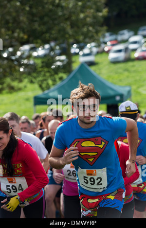 Les concurrents qui traverse la ligne de départ d'un essai d'endurance /race dans le Derbyshire Peak District en Angleterre Banque D'Images