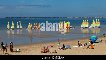 La Baule-Escoublac, communément appelé La Baule, plage vue avec des catamarans à voile coloré France Banque D'Images