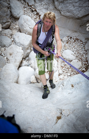 L'homme de descendre sur une corde dans le barranc de l'Infern, Costa Blanca, Espagne, Europe Banque D'Images