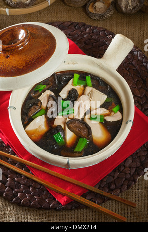 Pot en argile de poulet avec les champignons. Chinese food Banque D'Images
