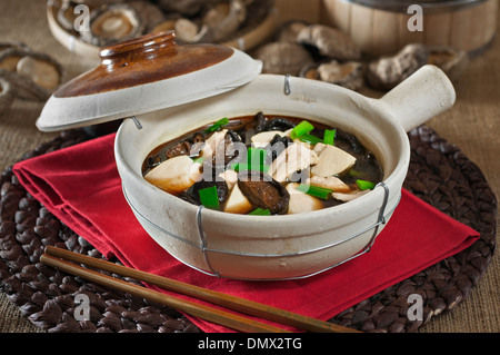 Pot en argile de poulet avec les champignons. Chinese food Banque D'Images