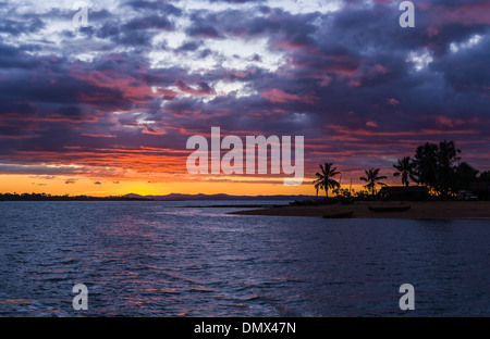 Coucher de soleil sur les palmiers près de l'île de Nosy Be, Madagascar Banque D'Images