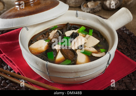 Pot en argile de poulet avec les champignons. Chinese food Banque D'Images