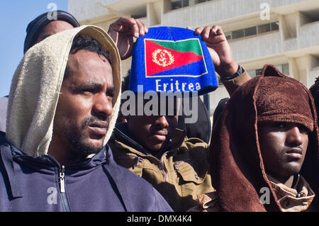 Jérusalem, Israël. 17 décembre 2013. Les migrants africains d'Israël protestation politiques de détention après avoir déserté le centre de détention des 'Holot dans le Néguev, ouvert pendant la journée mais fermé la nuit avec un effectif. Avec un délai de 48 heures à venir qu'ils font face à des risques d'incarcération plus strictes. Jérusalem, Israël. 17-Dec-2013. Quelque 200 migrants africains et des militants des droits de manifestation devant le bureau du premier ministre. Les migrants, comme illégale des infiltrés ou demandeurs d'asile selon le point de vue politique, la demande l'examen de leur demande d'asile. Credit : Alon Nir/Alamy Live News Banque D'Images