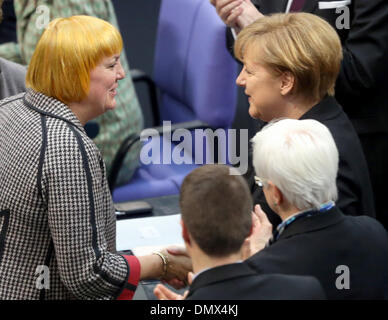 La chancelière allemande, Angela Merkel (CDU, R), serre la main avec le vice-président du Bundestag allemand Claudia Roth (Parti Vert) à la Bundestag allemand à Berlin, Allemagne, 17 décembre 2013. Merkel a été voté pour la troisième fois que le chef de gouvernement le 17 décembre, après un vote par les parlementaires à son retour officiellement le poste. L'événement marque le début de la troisième grande coalition en Allemagne de l'après-guerre. La dernière de ce gouvernement était en place entre 2005 et 2009, également une alliance entre la CDU-CSU et le SPD. Photo : Hannibal/d Banque D'Images