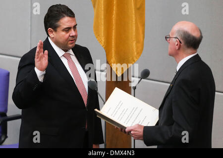 (131217) -- Berlin, le 17 décembre 2013 (Xinhua) -- le vice-chancelier allemand et ministre de l'économie et de l'énergie Sigmar Gabriel (L) est assermenté par le Parlement président Norbert Lammert, pendant la réunion du Bundestag, chambre basse du parlement, à Berlin, Allemagne, le 17 décembre 2013. Le nouveau gouvernement allemand dirigé par la chancelière Angela Merkel, a prêté serment le mardi à la règle de l'économie européenne la plus importante pour les quatre prochaines années. Les ministres du cabinet du nouveau gouvernement de coalition, sont formées par Merkel, l'Union chrétienne-démocrate (CDU), son parti frère bavarois Chrisitian Union sociale (CSU), un Banque D'Images